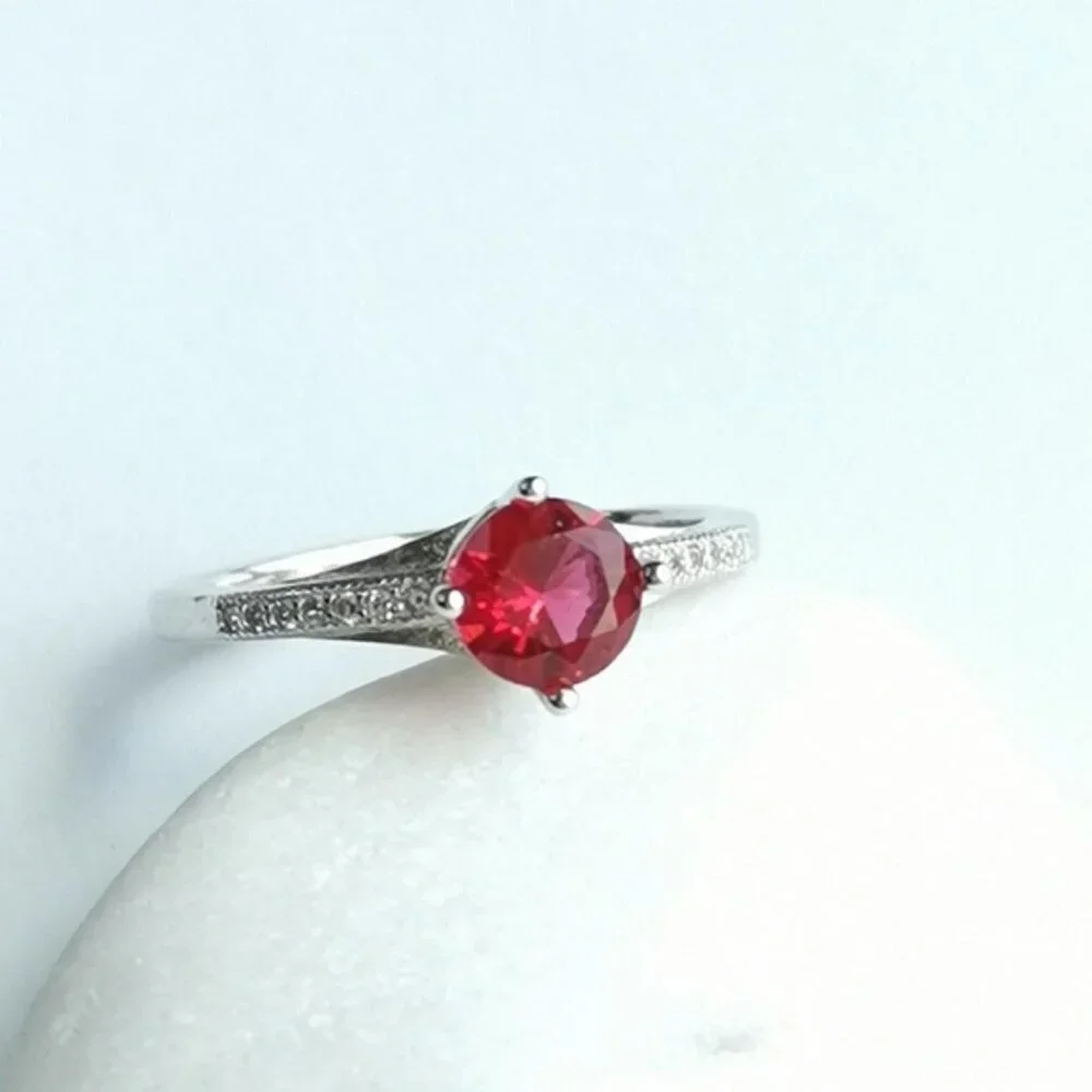 Ruby solitaire ring in Sterling Silver and White Sapphire size 8 🆕